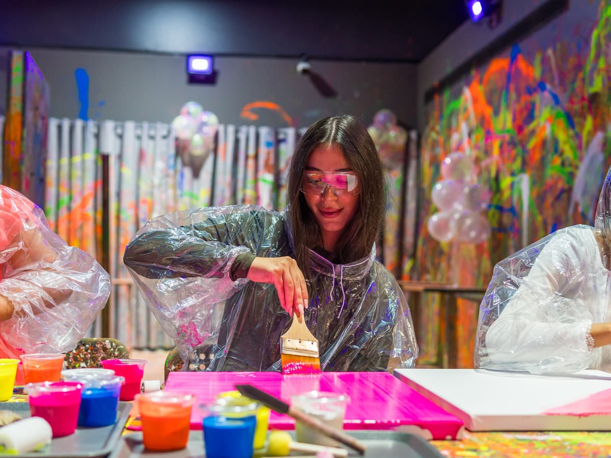 Guest painting with brushes during a splat session